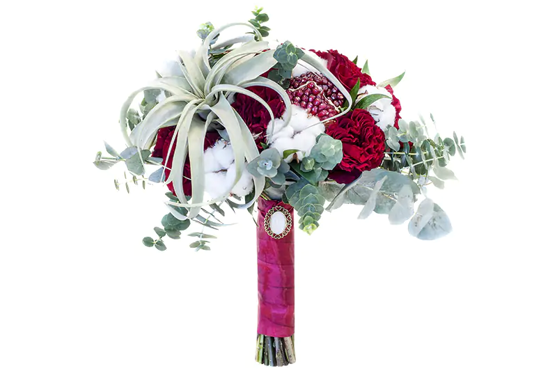Свадебный букет из бордовых роз с тилландсией ксерографика, хлопком и гранатом