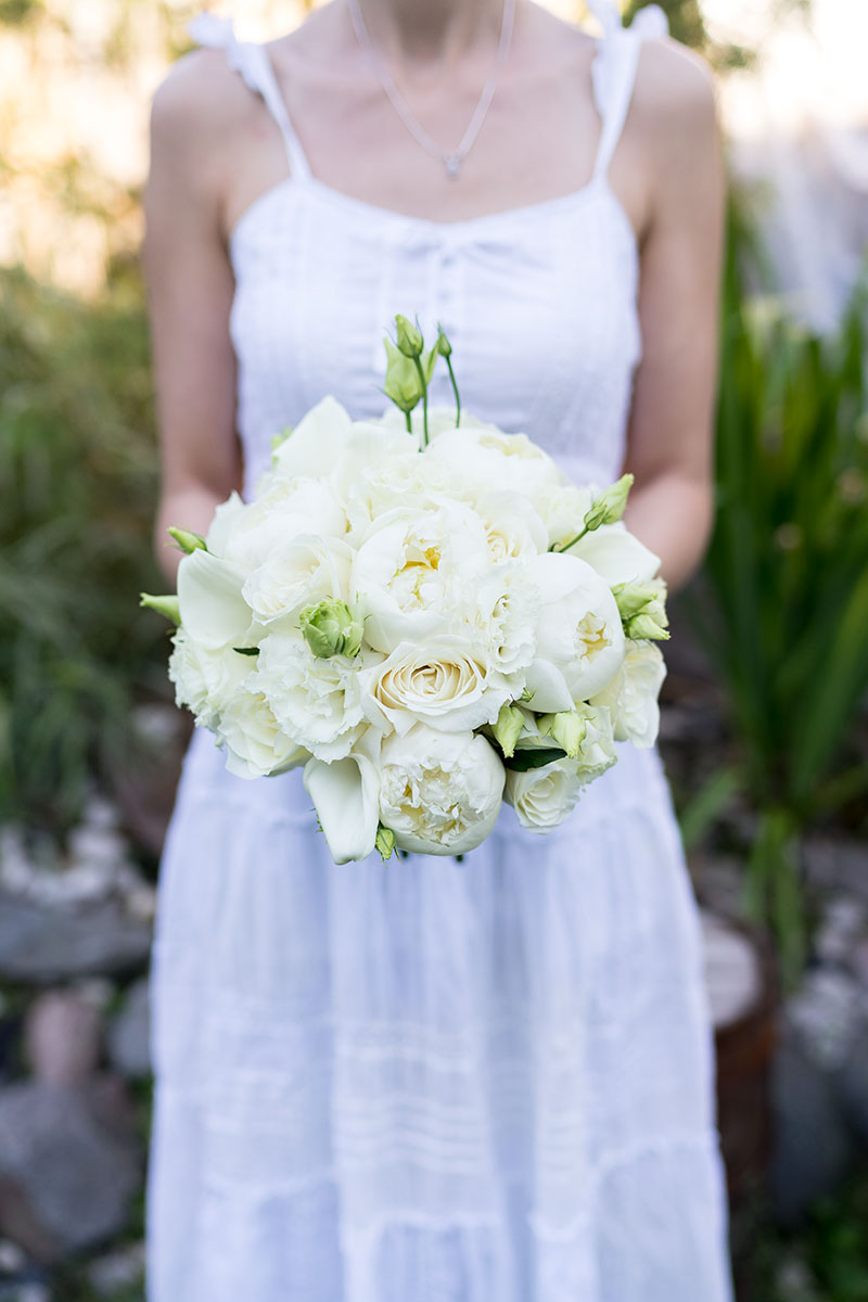 Букет невесты из белых пионов, роз, эустом и калл (01045)