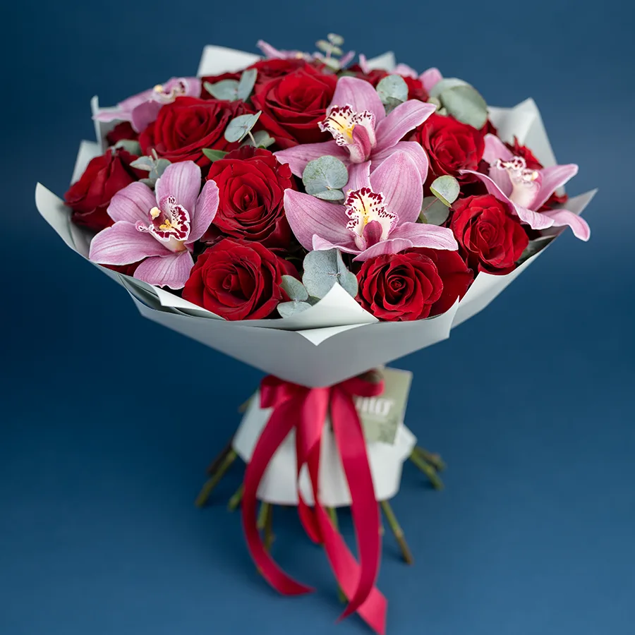 Букет из 23 цветов — бордовых роз Эксплорер и розовых орхидей Цимбидиум (02474)