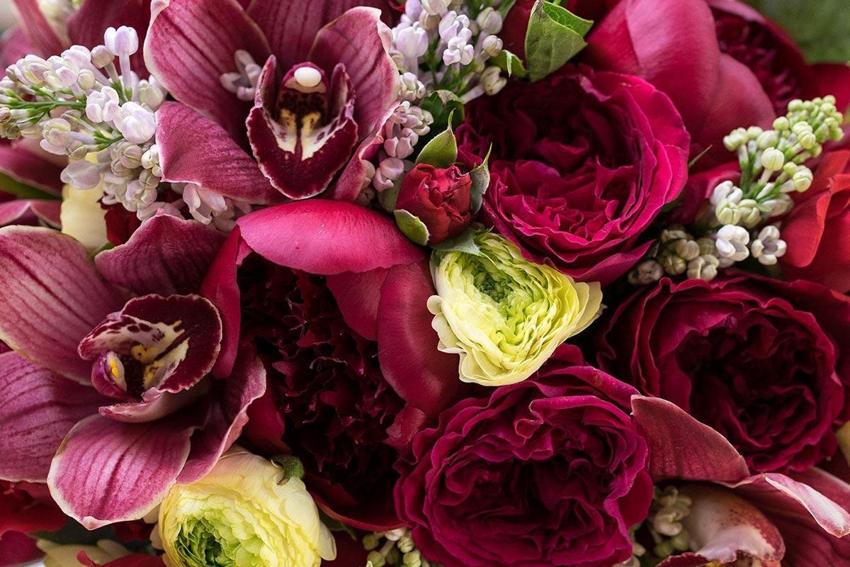 Букет из пионов, роз Дэвида Остина, орхидей и ранункулюсов с сиренью (00934)