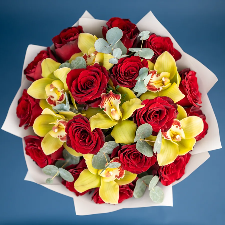 Букет из 23 цветов — бордовых роз Эксплорер и зеленых орхидей Цимбидиум (02432)