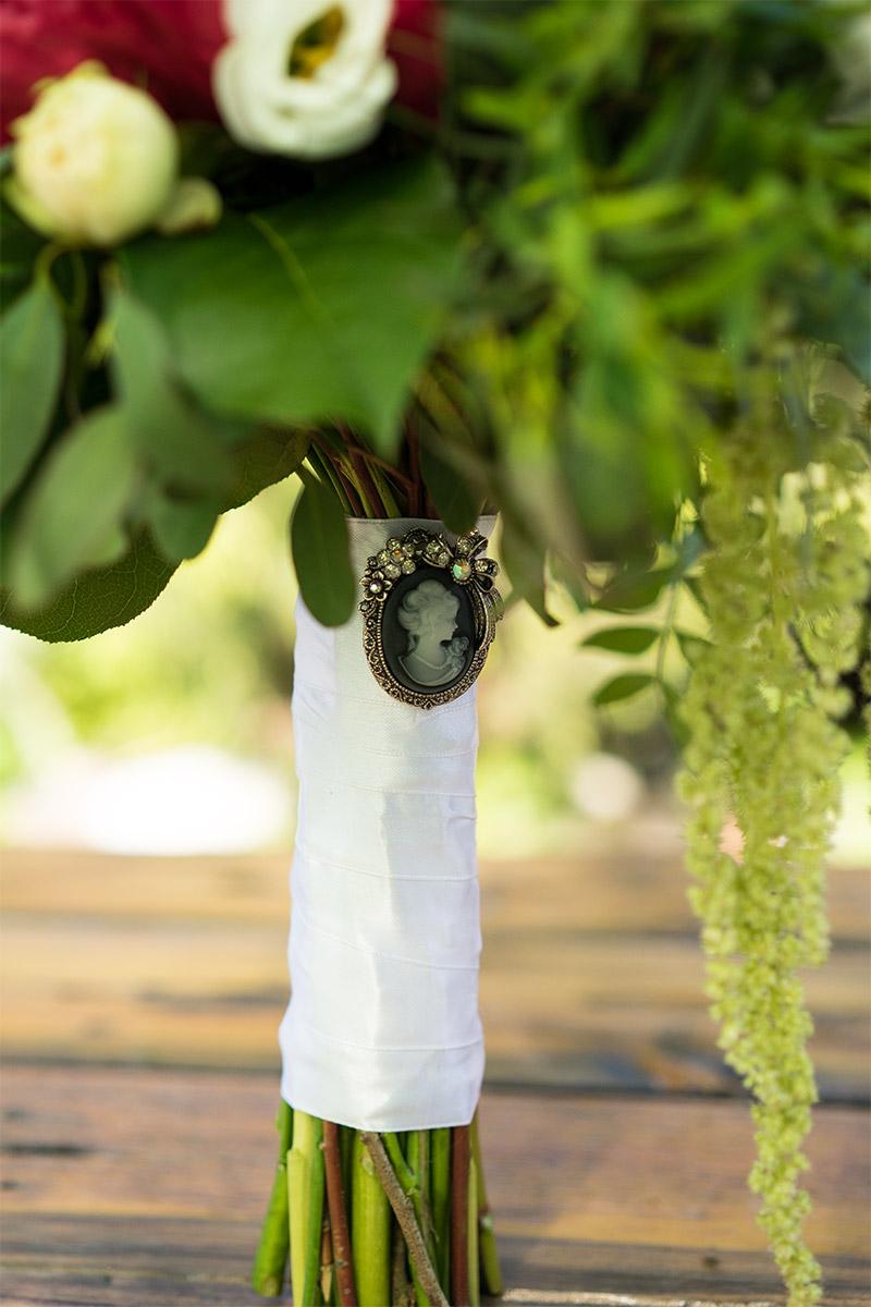 Каскадный свадебный букет из пионов, роз, орхидей, эустом и эхеверий (00541)