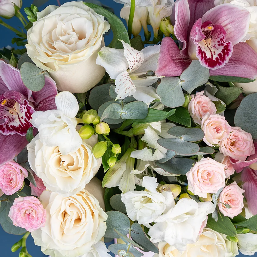 Букет из роз, кустовых роз, орхидей, фрезий и альстромерий (03147)