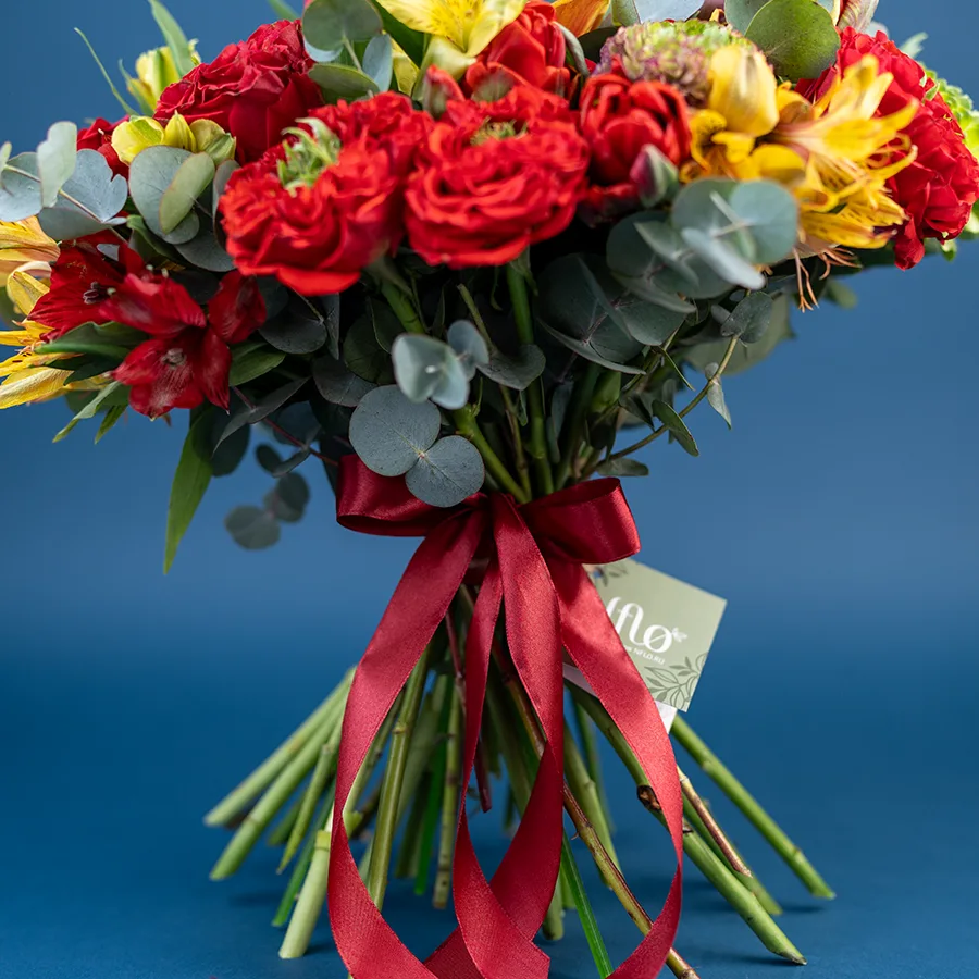 Букет из роз, кустовых роз, орхидей, ранункулюсов, тюльпанов и альстромерий (03146)