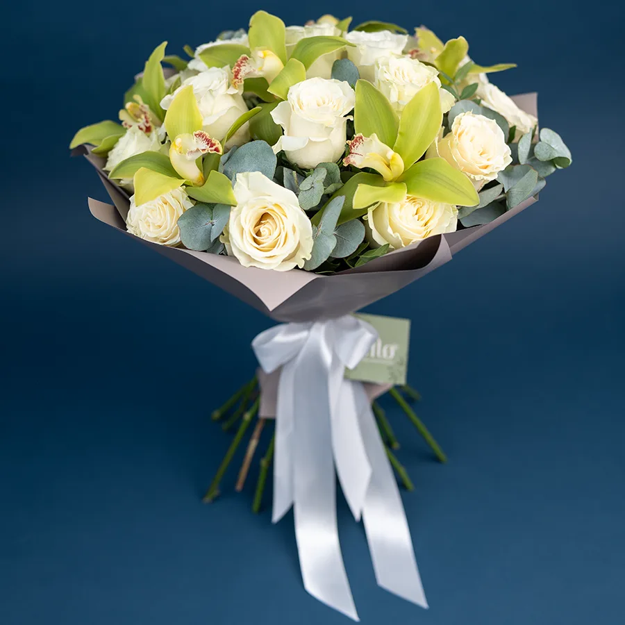 Букет из 23 цветов — белых роз Мондиаль и зеленых орхидей Цимбидиум (02480)