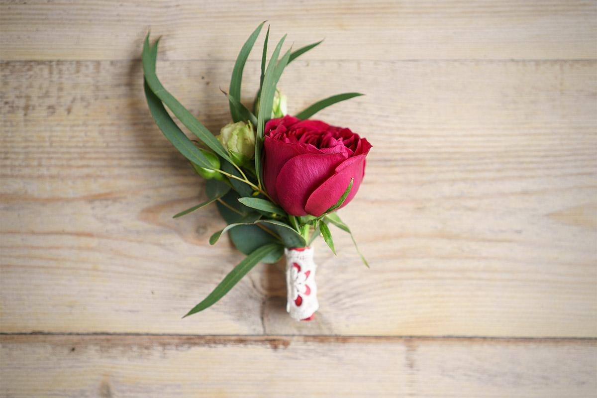 Cвадебный букет из роз и орхидей с эхеверией и калиной (00611)