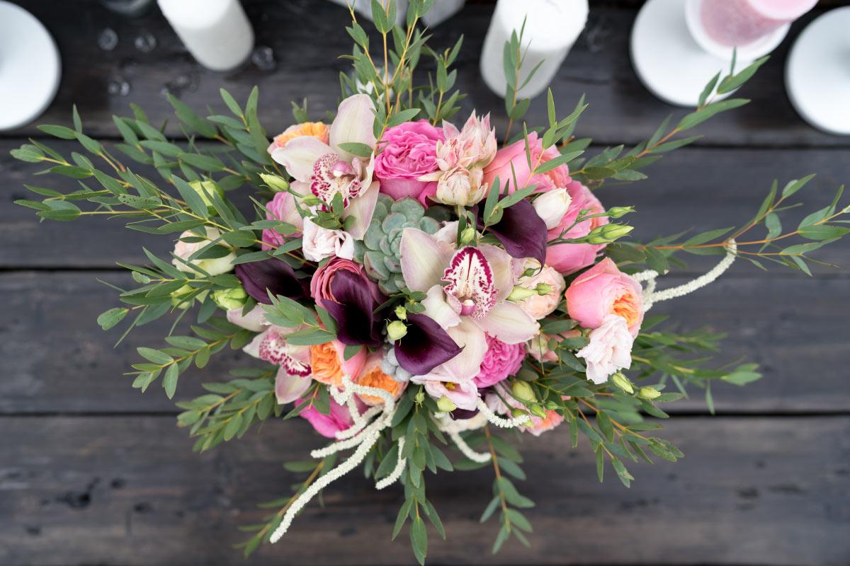 Букет невесты из роз, орхидей, калл и эустом с эхевериями (00859)