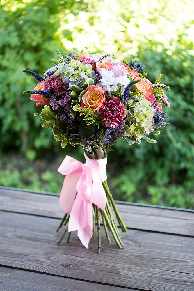 Букет из пионов, роз, гортензий, гвоздик и хризантем с эрингиум (00261)