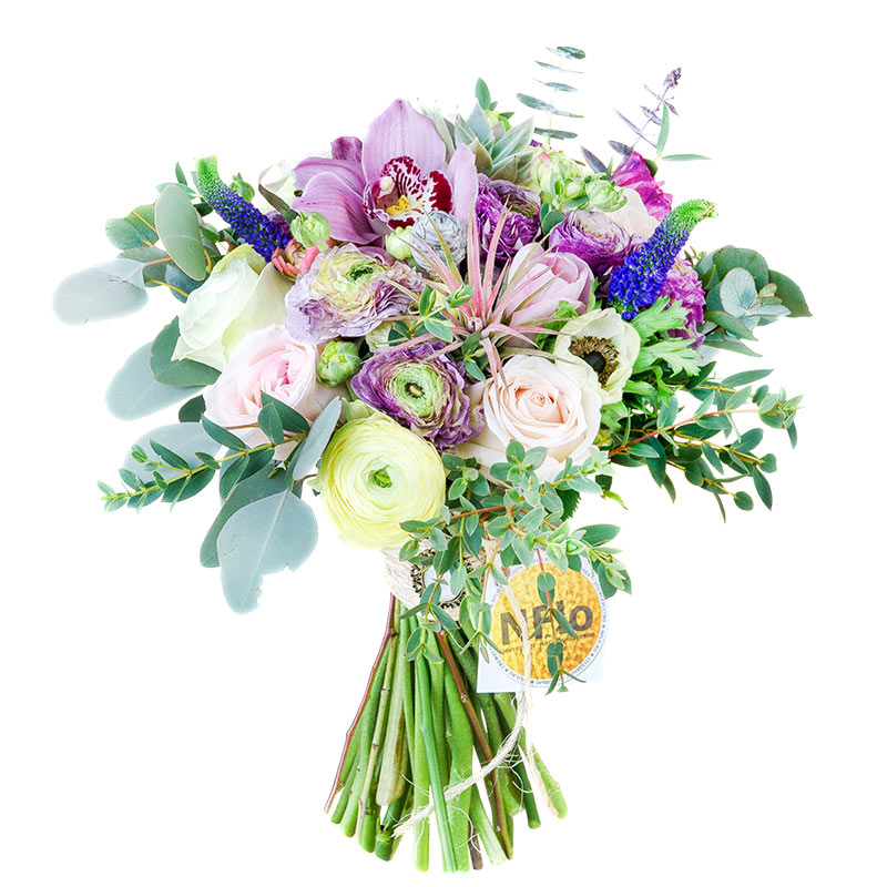 Букет из роз, орхидей, ранункулюсов, анемон и тюльпанов с тилландсией и эхеверией (00741)