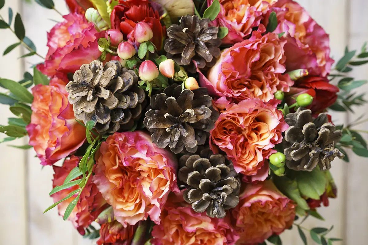 Букет из роз и тюльпанов с шишками (00735)