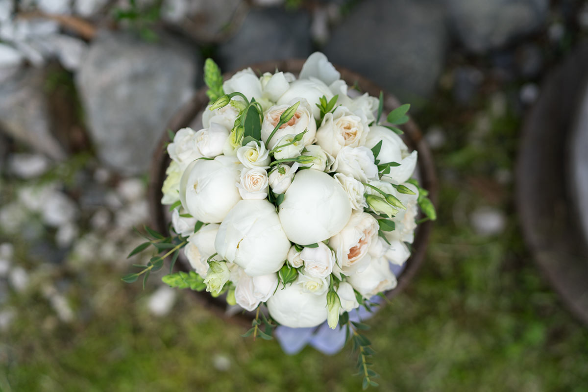 Букет невесты из пионов, роз Дэвида Остина и эустом (01038)