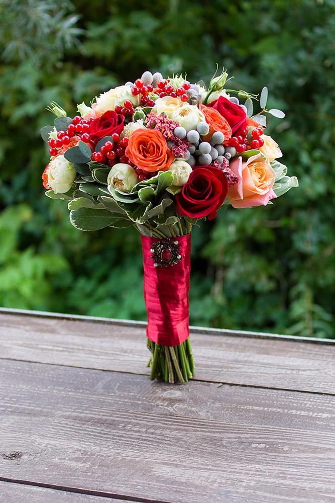 Свадебный букет из роз и эустом с калиной (00315)