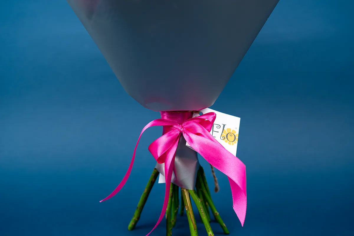 Букет из 13 сиреневых кустовых роз Мисти Баблз в упаковке (01155)