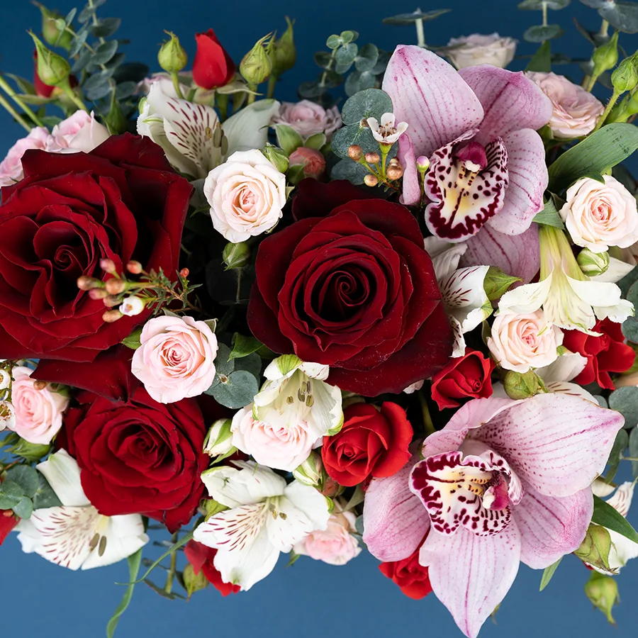 Композиция с розами, орхидеями и альстромериями в ящике (02954)