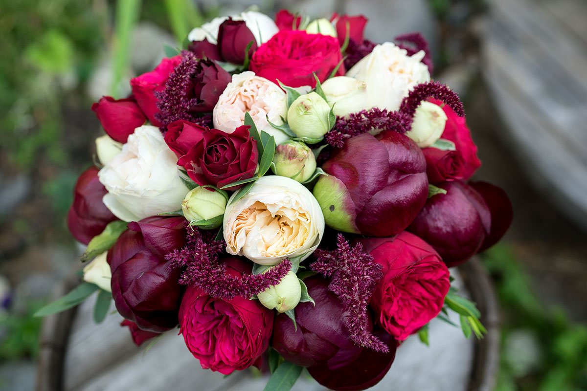 Букет невесты из бордовых пионов и роз с амарантом (01047)