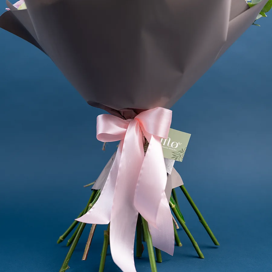 Букет из 23 цветов — белых роз Мондиаль и розовых орхидей Цимбидиум (02430)