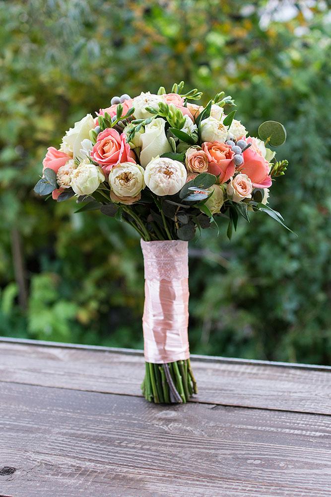 Свадебный букет из роз и фрезий (00329)