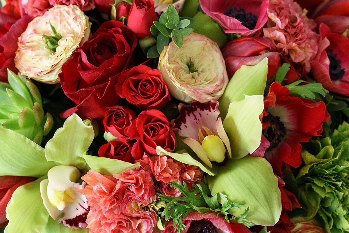 Букет из роз, орхидей, ранункулюсов, анемон и тюльпанов с эхеверией (00916)
