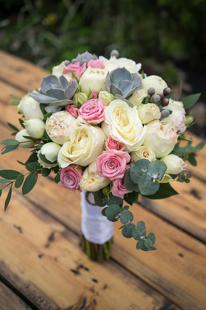 Свадебный букет из пионов, роз и эхеверий (00560)