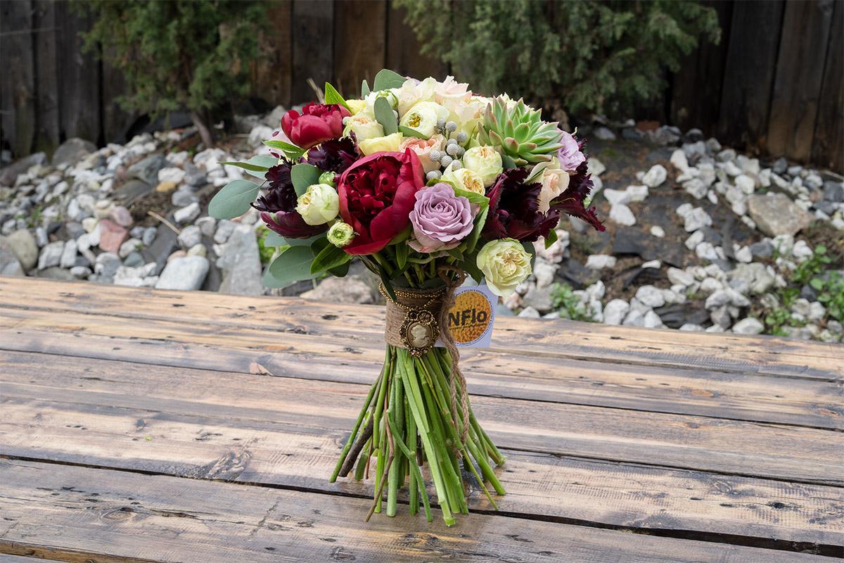 Букет из пионов, роз, ранункулюсов и тюльпанов с эхеверией (00519)