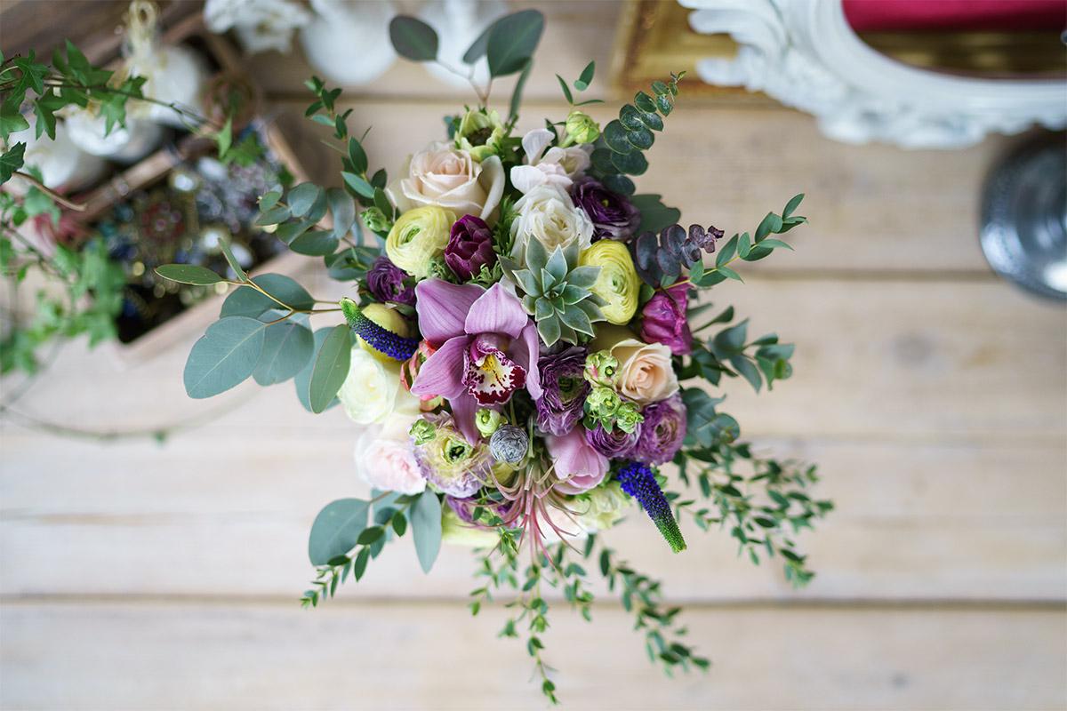 Букет из роз, орхидей, ранункулюсов, анемон и тюльпанов с тилландсией и эхеверией (00741)