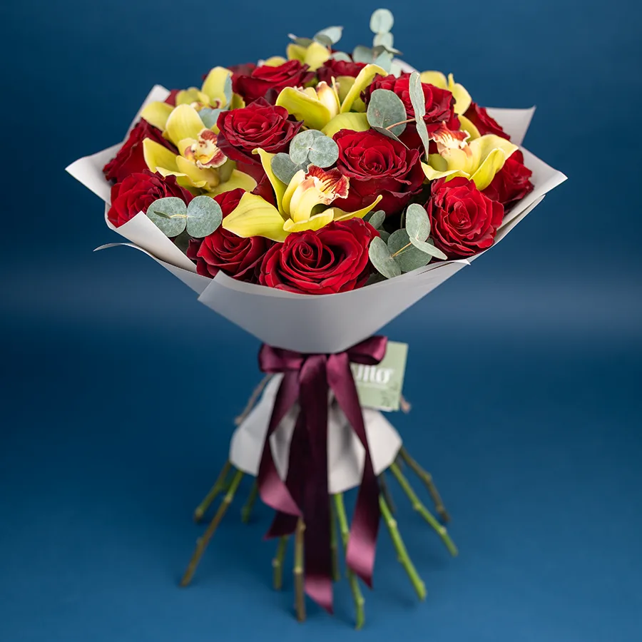 Букет из 23 цветов — бордовых роз Эксплорер и зеленых орхидей Цимбидиум (02432)