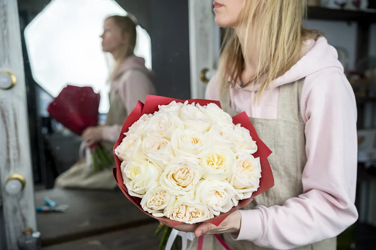 Букет из 15 ароматных белых садовых роз Вайт О’Хара в упаковке (01116)