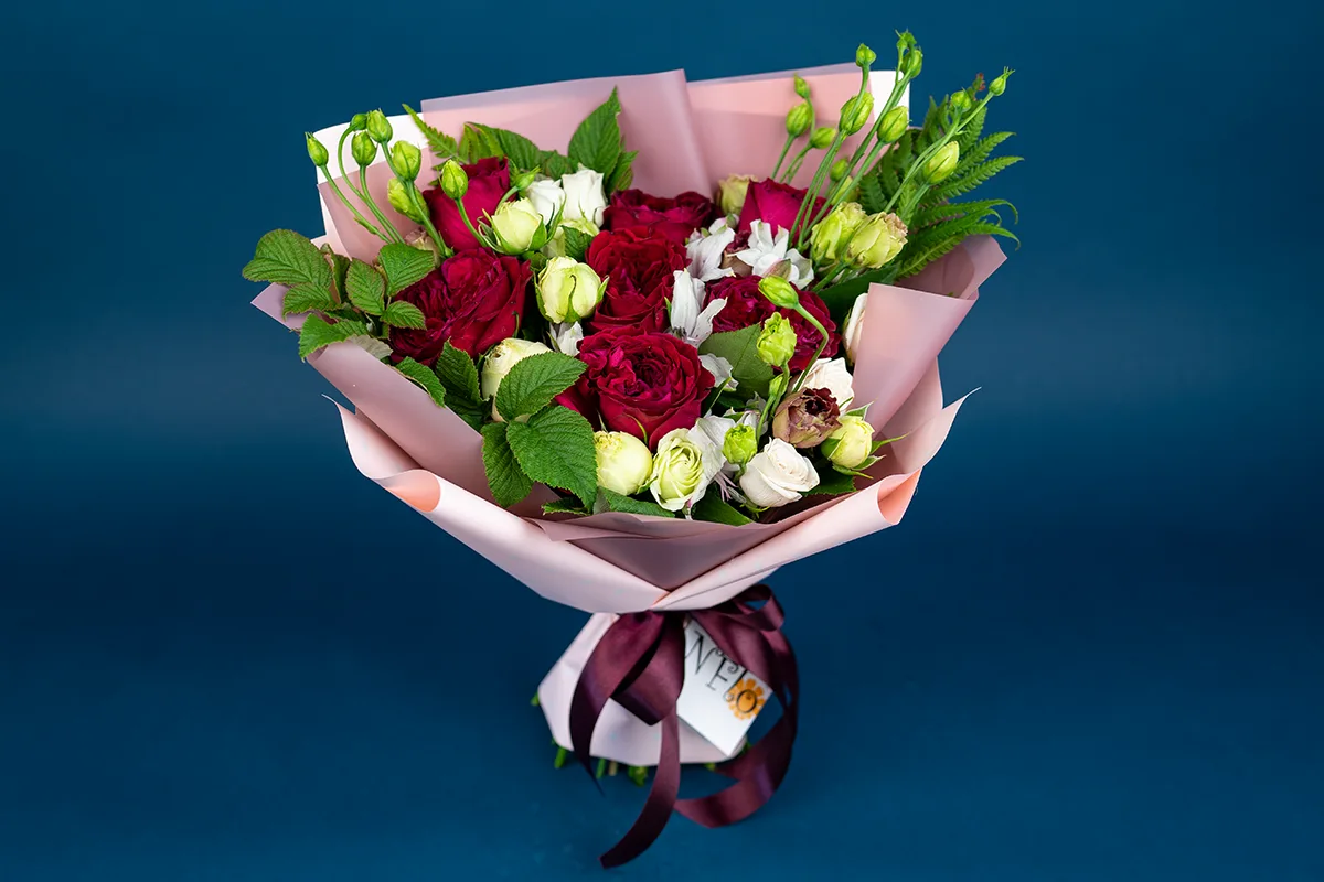 Букет из роз, кустовых роз, эустом и альстромерий (01723)