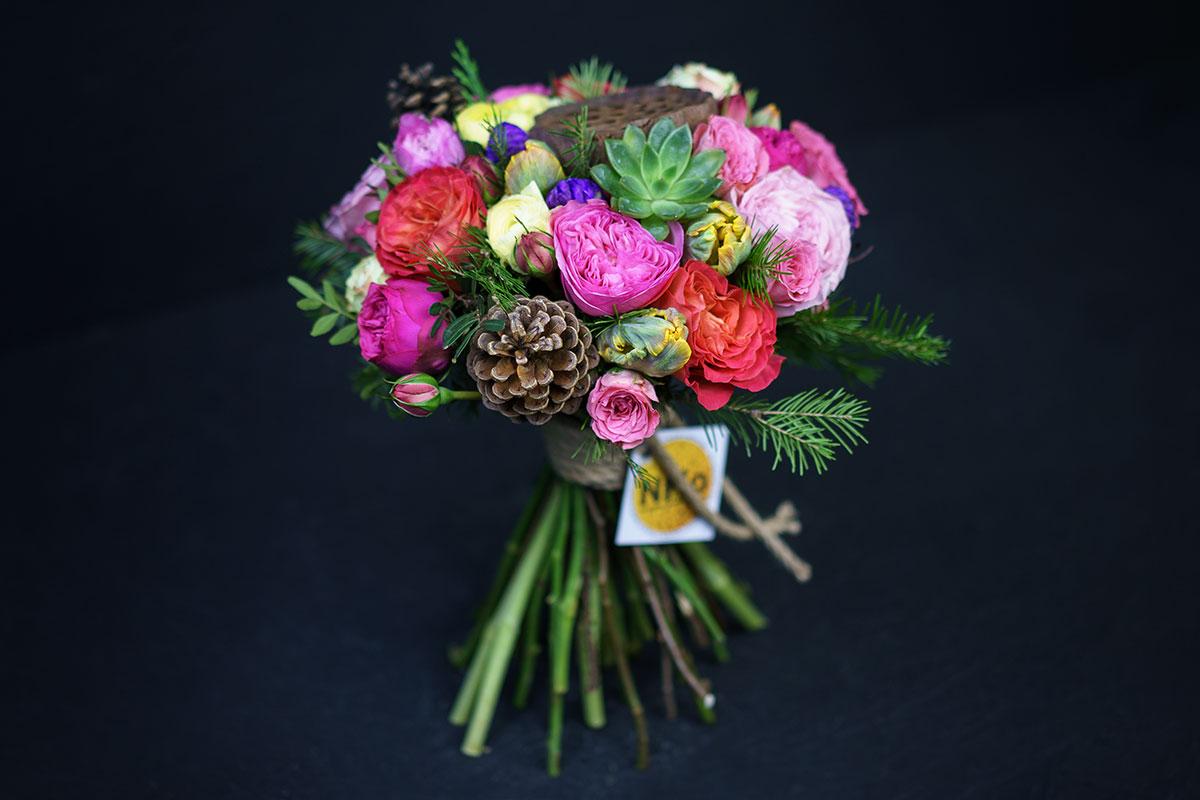 Букет из роз, тюльпанов и ранункулюсов с шишками, лотосом и эхеверией (00690)
