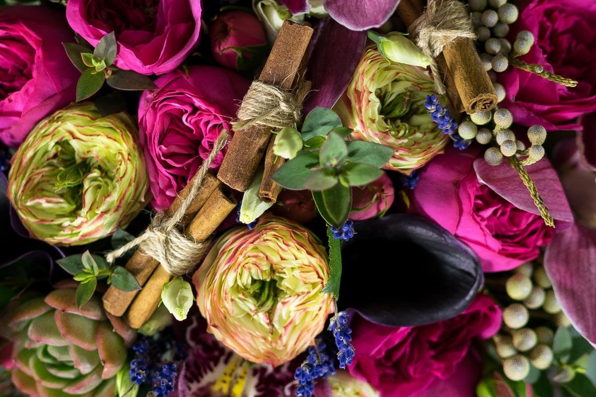 Букет из роз, орхидей, калл и эустом с эхеверией и корицей (00899)