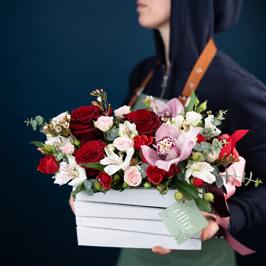 Композиция с розами, орхидеями и альстромериями в ящике (02954)