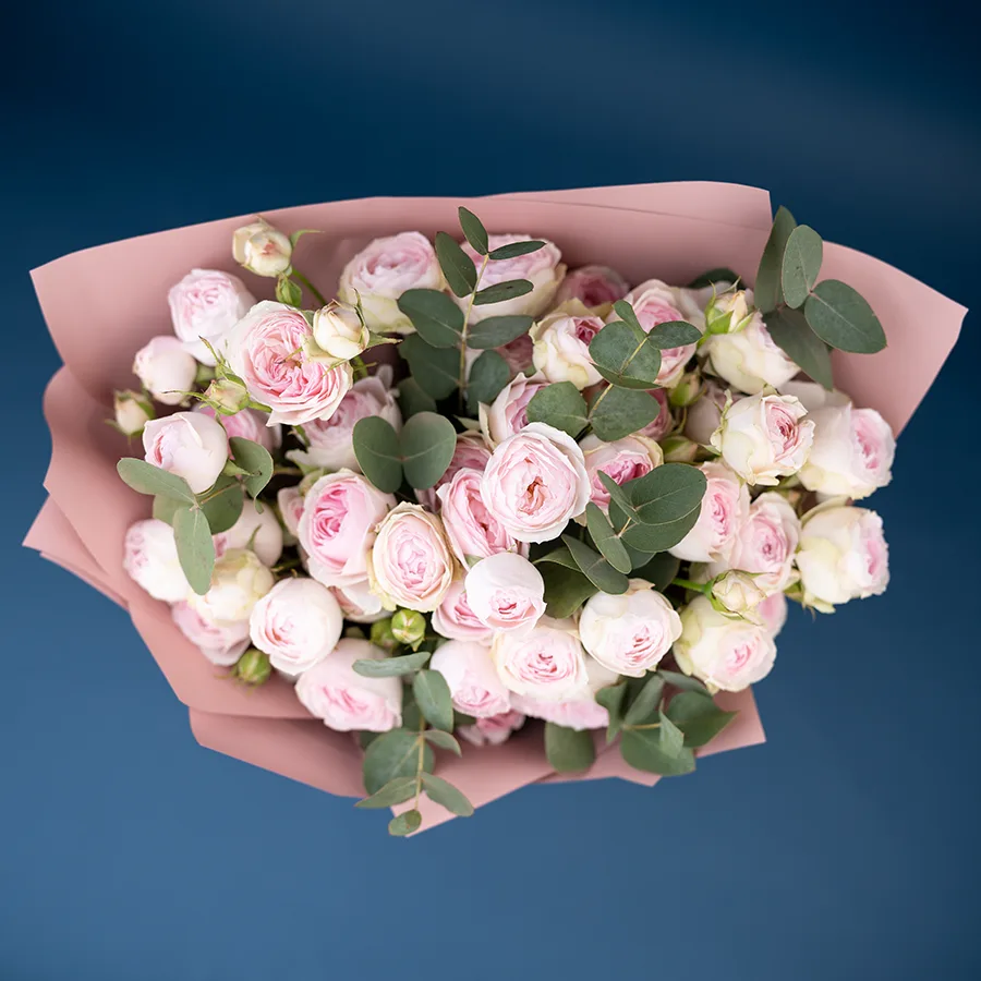 Букет из 7 нежно-розовых кустовых пионовидных роз Дедикейшн с эвкалиптом (03044)