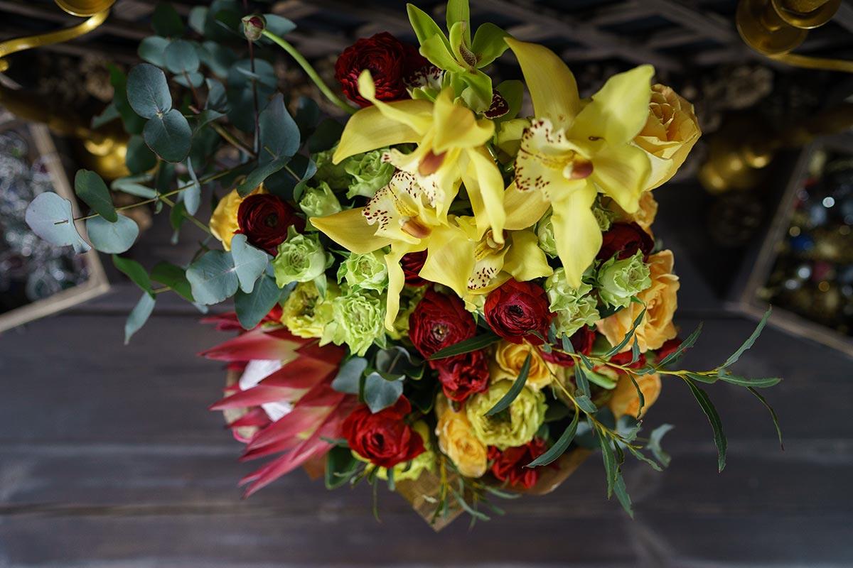 Каскадный букет из роз, орхидей, ранункулюсов и тюльпанов с протеей (00912)