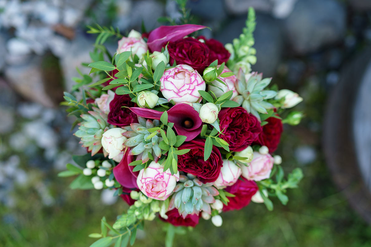 Букет из роз Дэвида Остина, кустовых роз и калл с эхевериями (01040)
