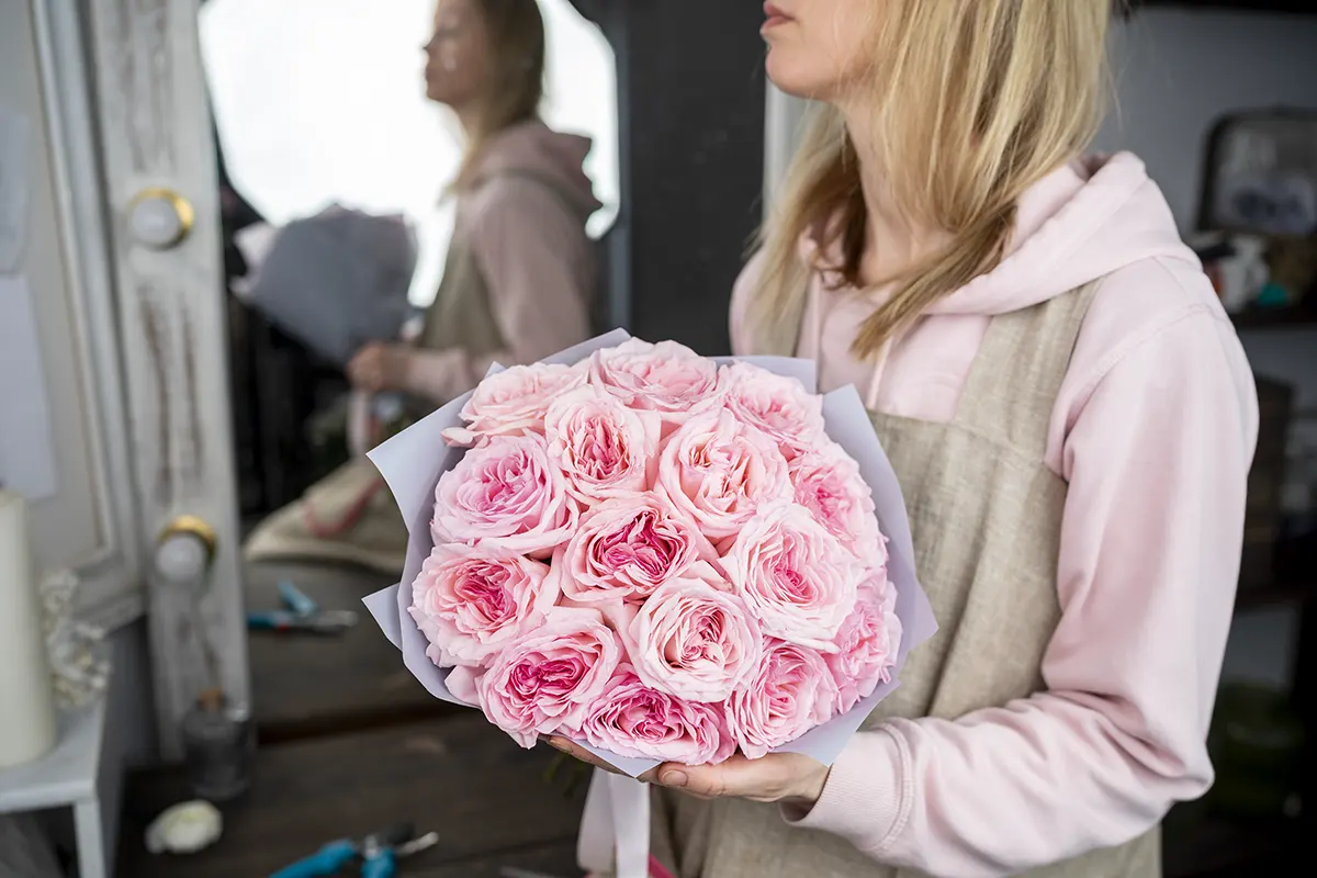 Букет из 15 ароматных розовых садовых роз Пинк О’Хара в упаковке (01115)