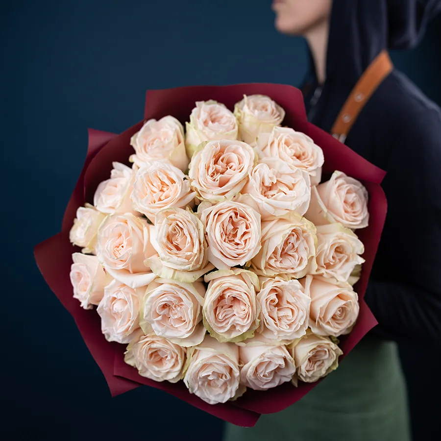 Букет из 25 кремово-розовых пионовидных роз Гарден Спирит (02915)