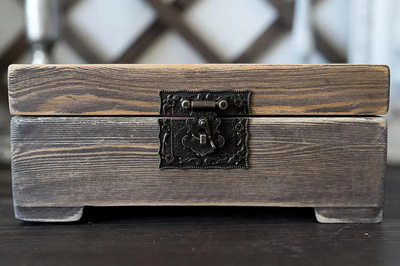 Деревянная шкатулка с цветами