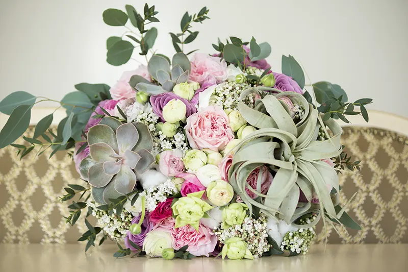 Букет из ароматных садовых роз О Хара, ранункулюсов, тилландсии ксерографики и эхеверий с хлопком