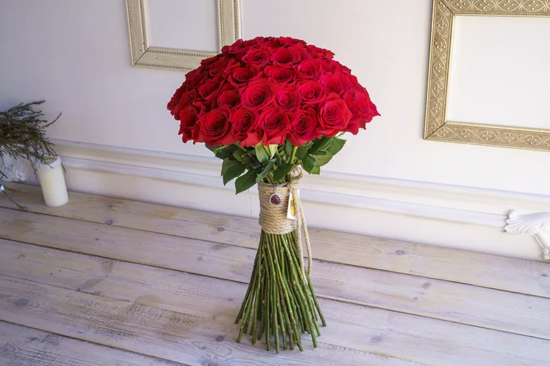 Букет из 61 розы стоит