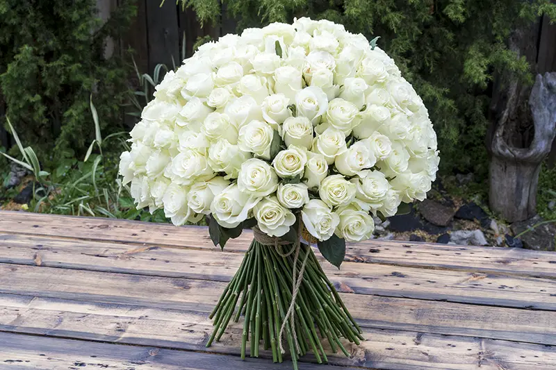 Букет из 141 белой розы стоит