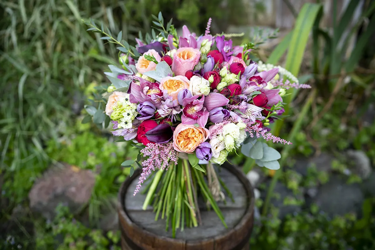 Букет из роз, орхидей, тюльпанов, калл, эустом, фрезий и альстромерий (01079)