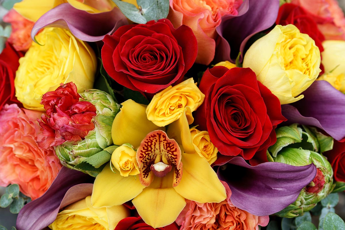 Букет из роз, орхидей, тюльпанов и калл в крафте (00960)
