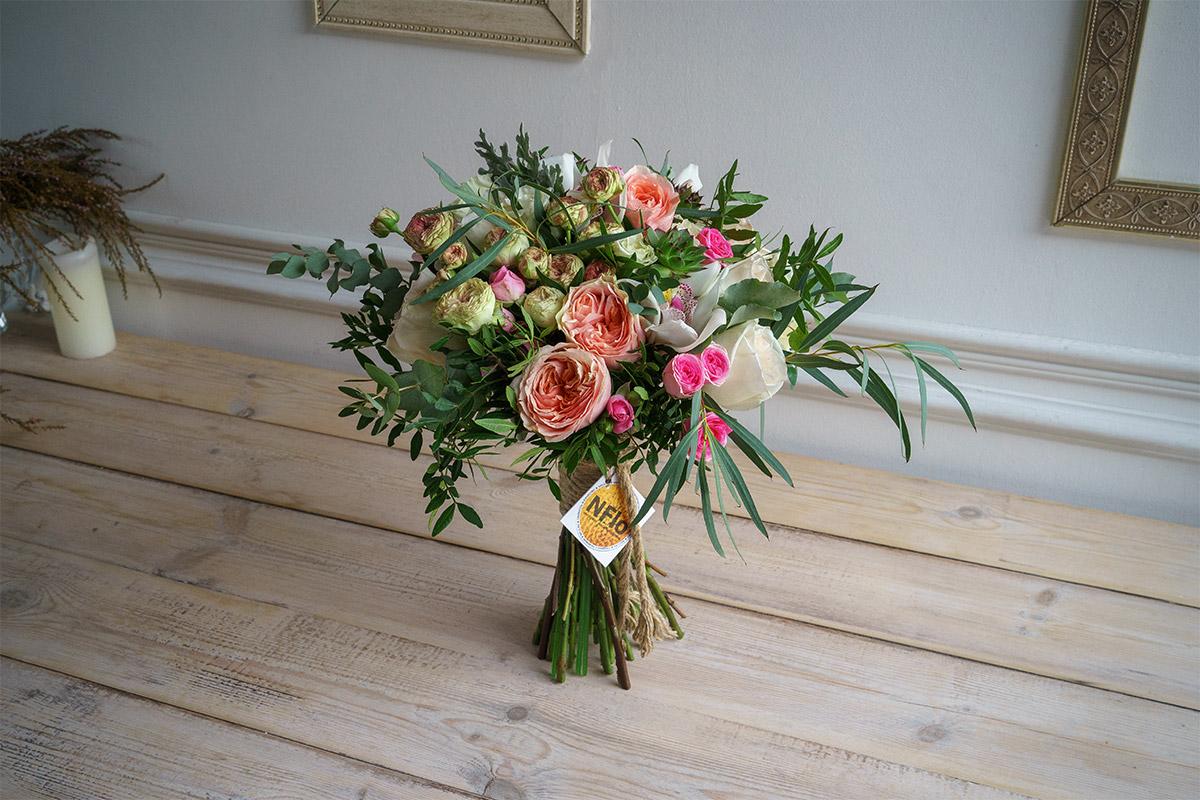 Букет из роз и орхидей с эхеверией (00614)