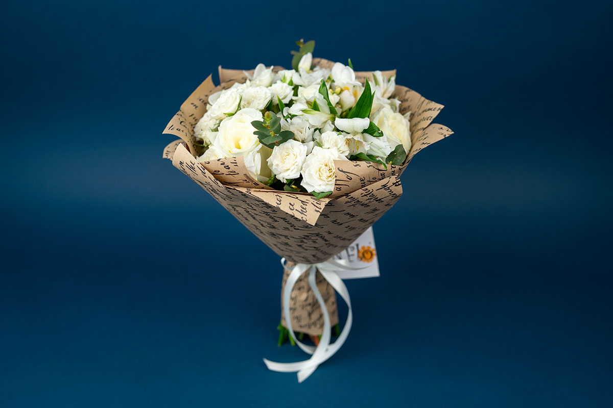 Белый букет из роз, кустовых роз, альстромерий и фрезий (01290)