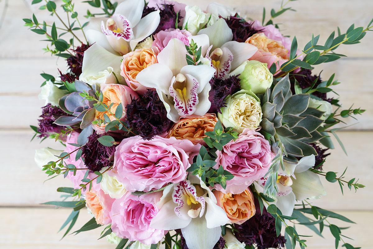 Букет из роз, орхидей и тюльпанов с эхевериями (00765)