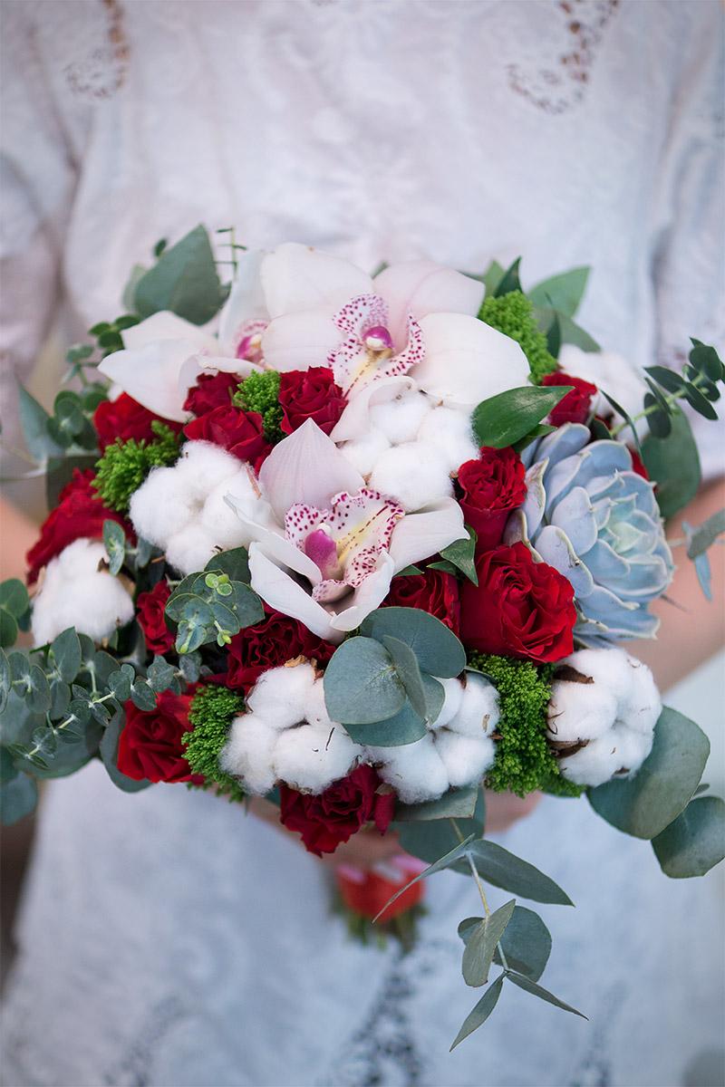 Свадебный букет из кустовых роз и орхидей с хлопком и эхеверией (00419)