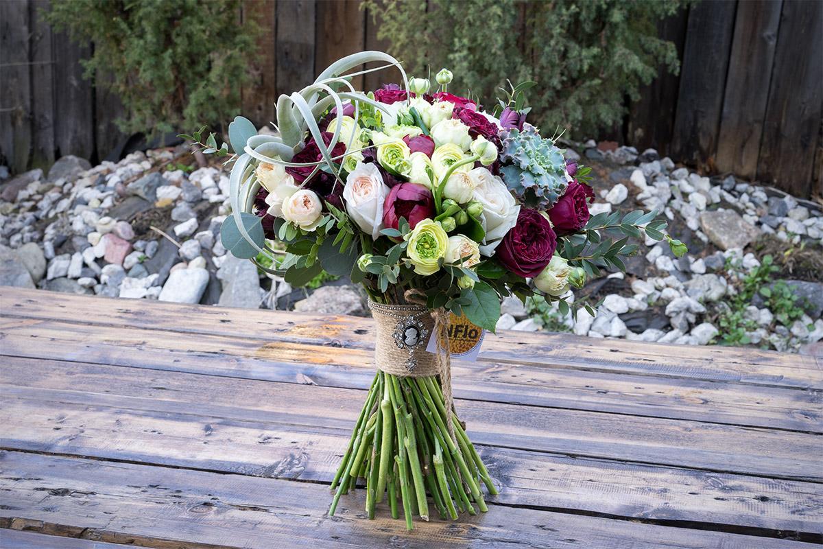Букет из пионов, роз, ранункулюсов, тюльпанов и тилландсии с эхеверией (00523)