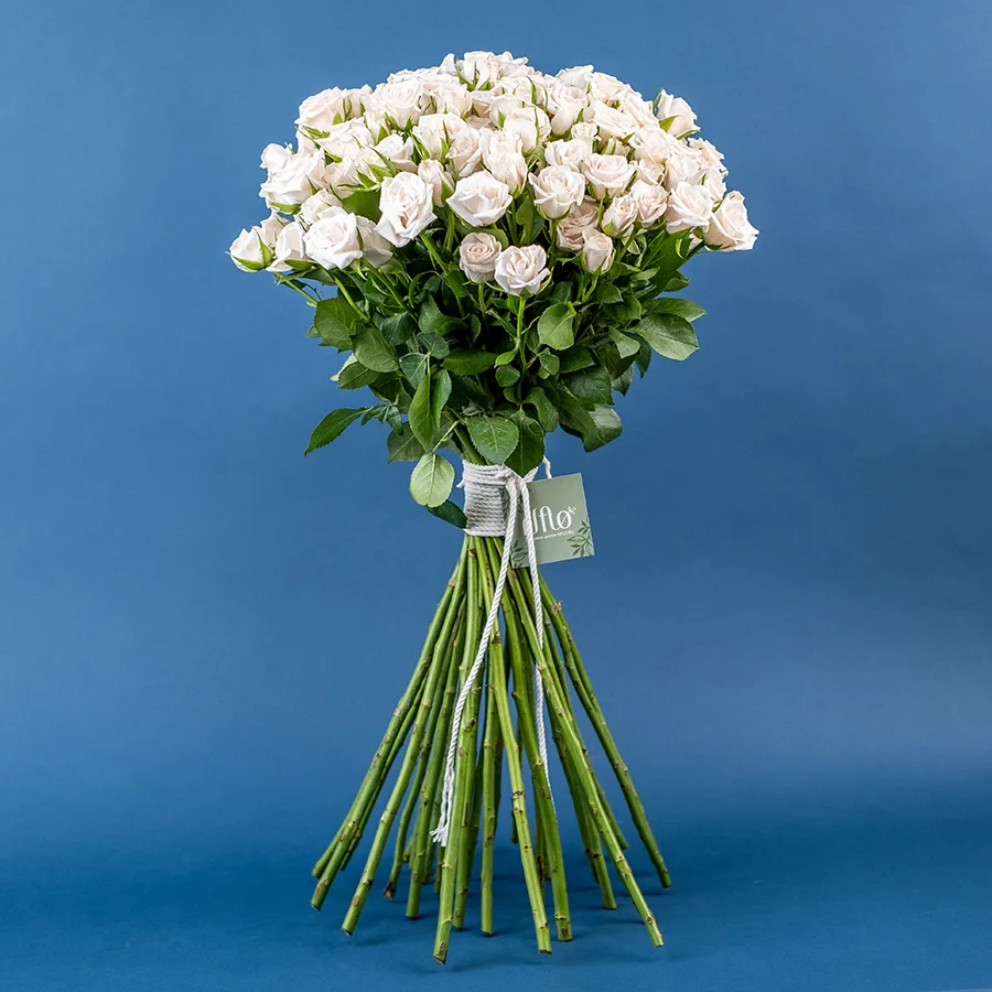 Букет из 29 бело-кремовых кустовых роз Роял Порцелина (02350)