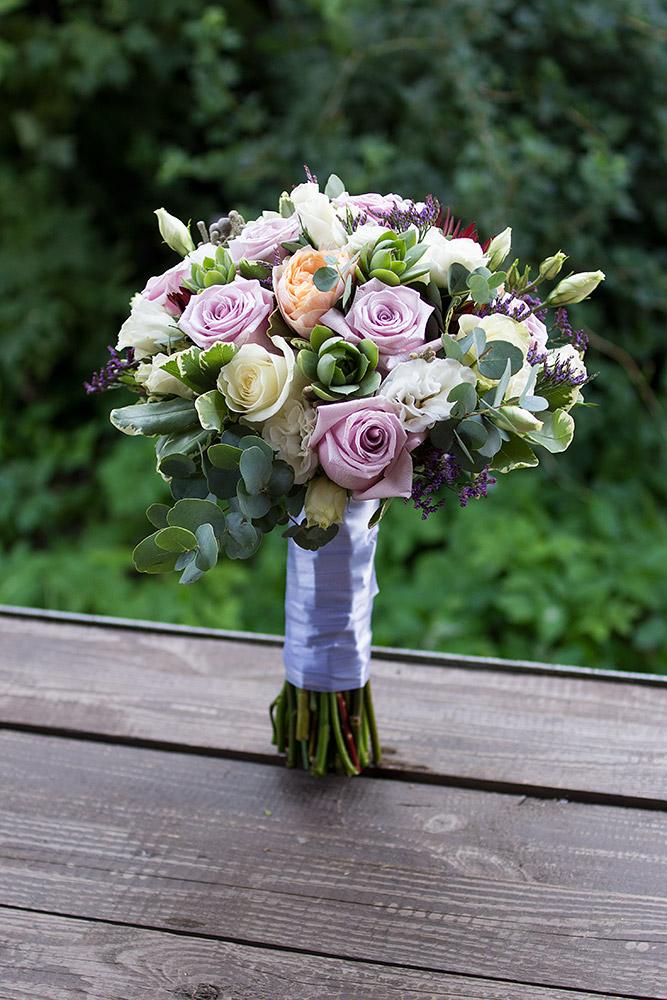 Свадебный букет из роз, кустовых роз, эустом и эхеверий (00285)