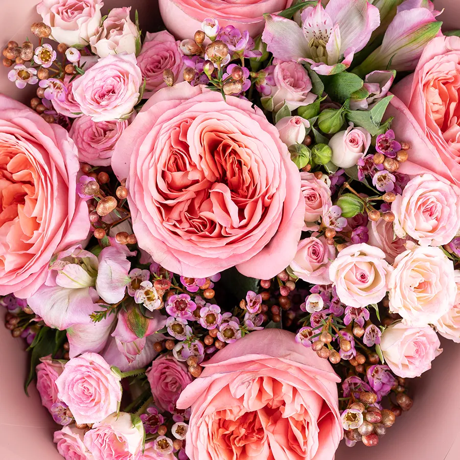 Букет из роз, кустовых роз и альстромерий с хамелациум (03840)